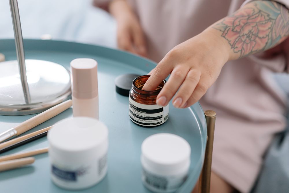 Productos de cuidado facial sobre una bandeja